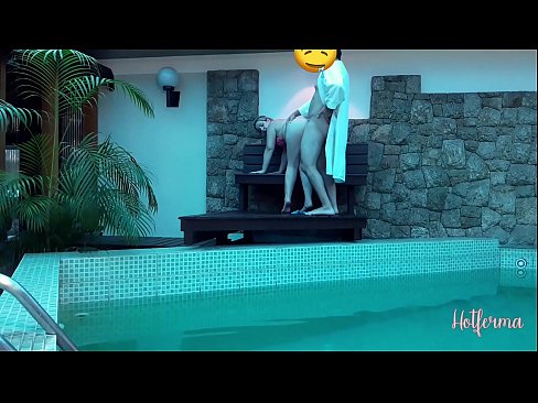 ❤️ Šef poziva sobaricu na bazen, ali nije mogao odoljeti vrućini Jebeni video kod nas